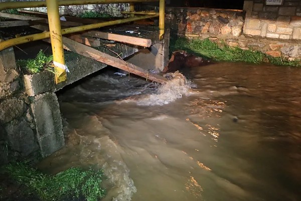 Bodrum'da sağanak etkili oldu! Cadde ve sokaklar göle döndü